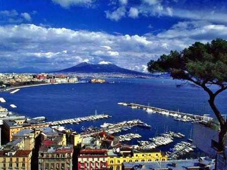 A NÁPOLYI-ÖBÖL HÁTTÉRBEN A VEZUV